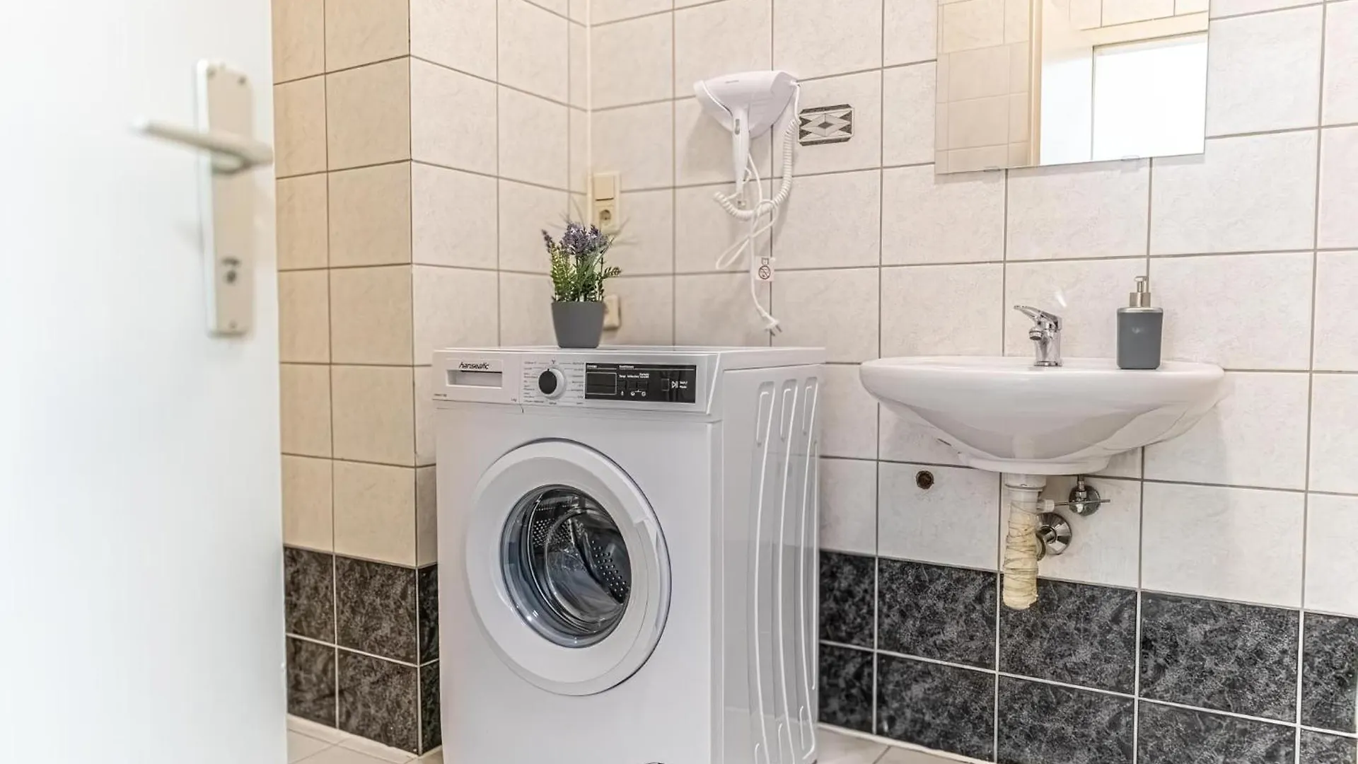 Spacious 2Br Apt -Near Wiener Stadthalle Burggassewiener Well Located 0*, Βιέννη Αυστρία