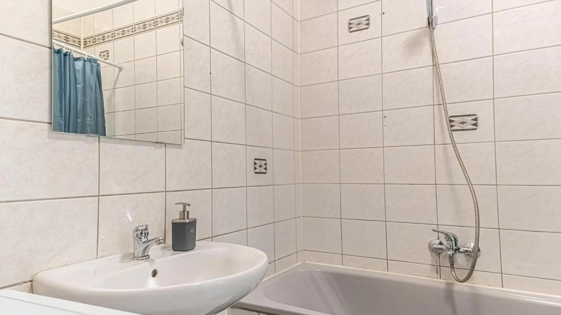 Apartment Spacious 2Br Apt -Near Wiener Stadthalle Burggassewiener Well Located Austria