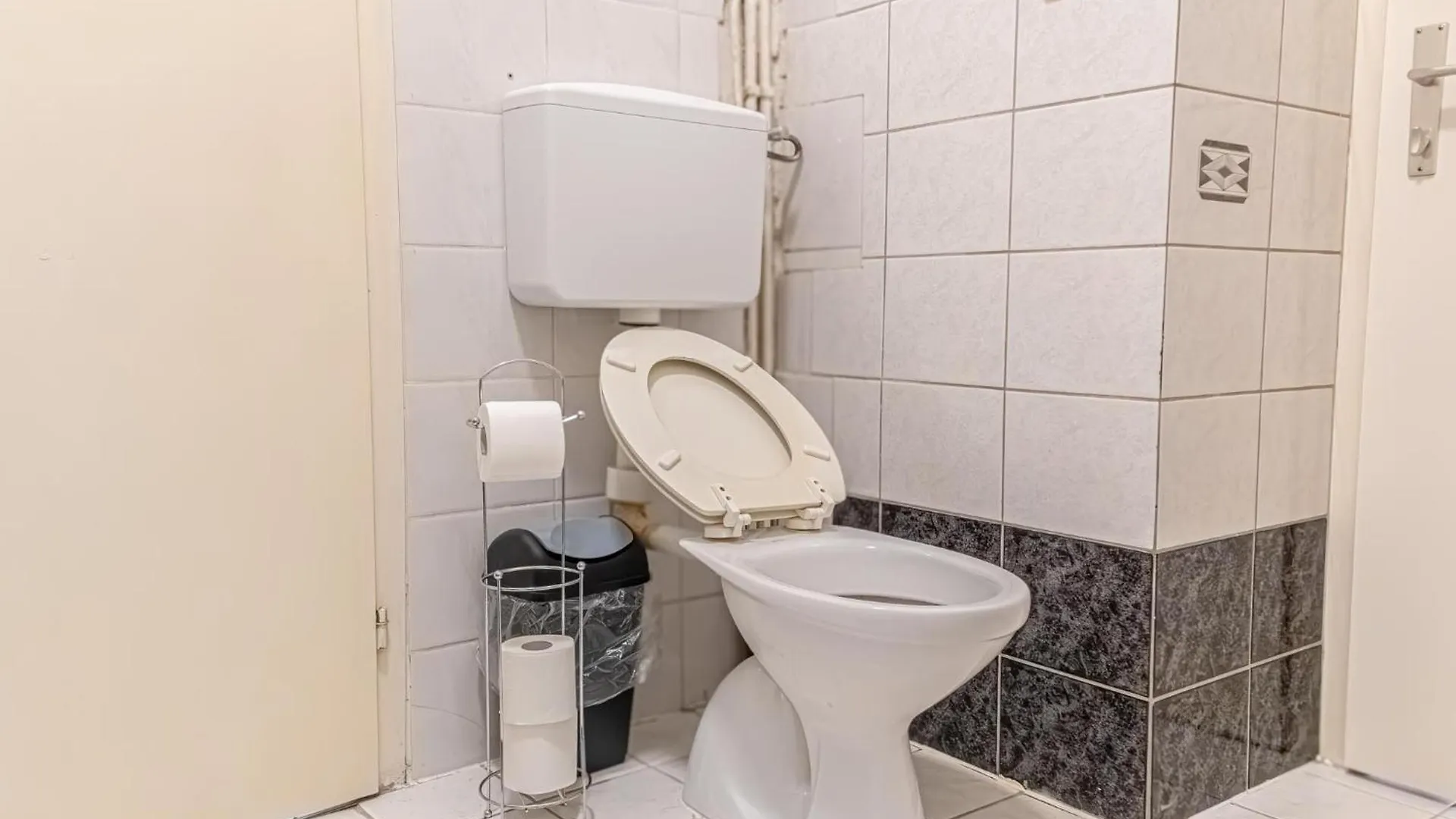 Spacious 2Br Apt -Near Wiener Stadthalle Burggassewiener Well Located Vienna