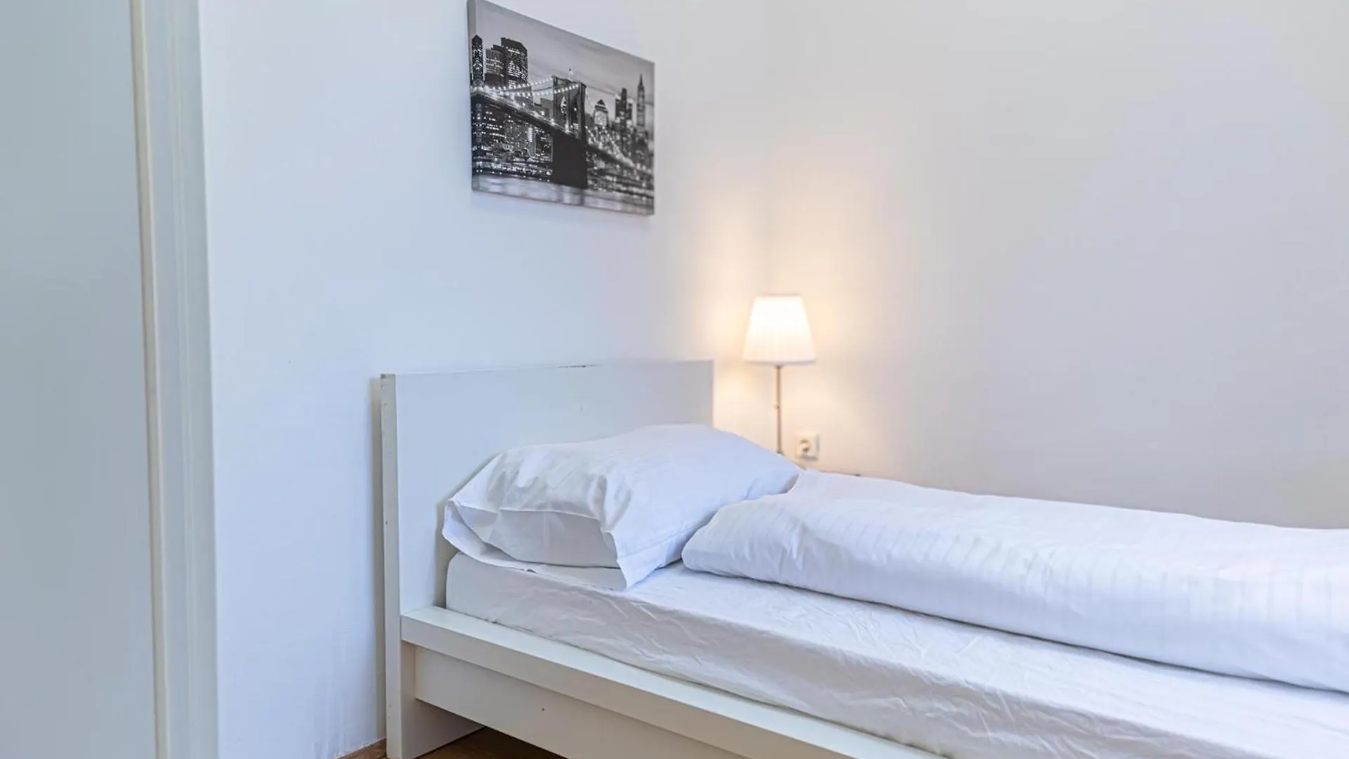 Spacious 2Br Apt -Near Wiener Stadthalle Burggassewiener Well Located 0*, Vienna
